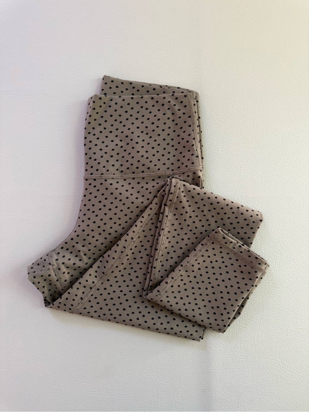 Everlane Perform Beige Polkadot Athletic Leggings Women’s Size Medium High Rise